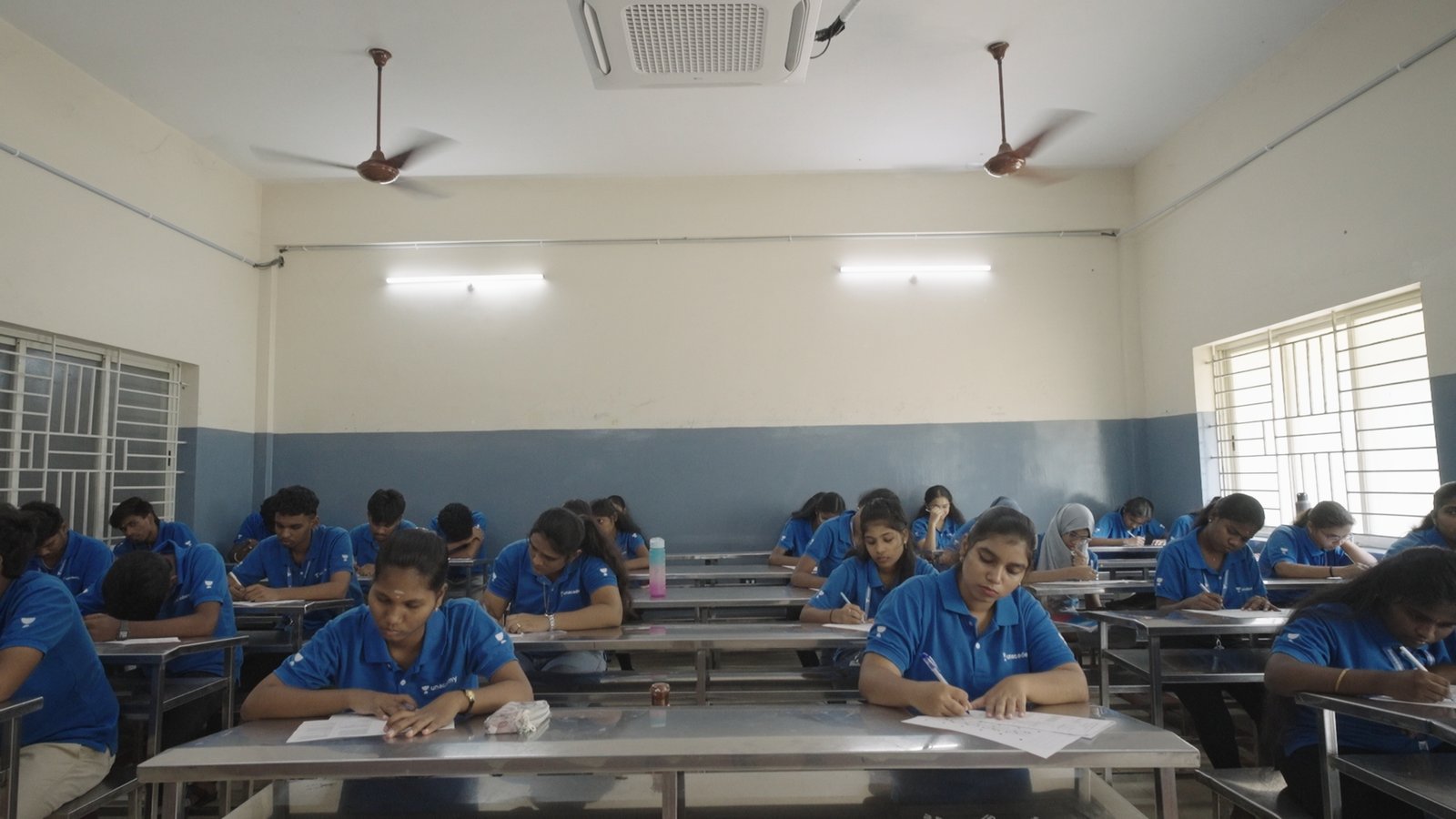 Smart classroom with interactive board